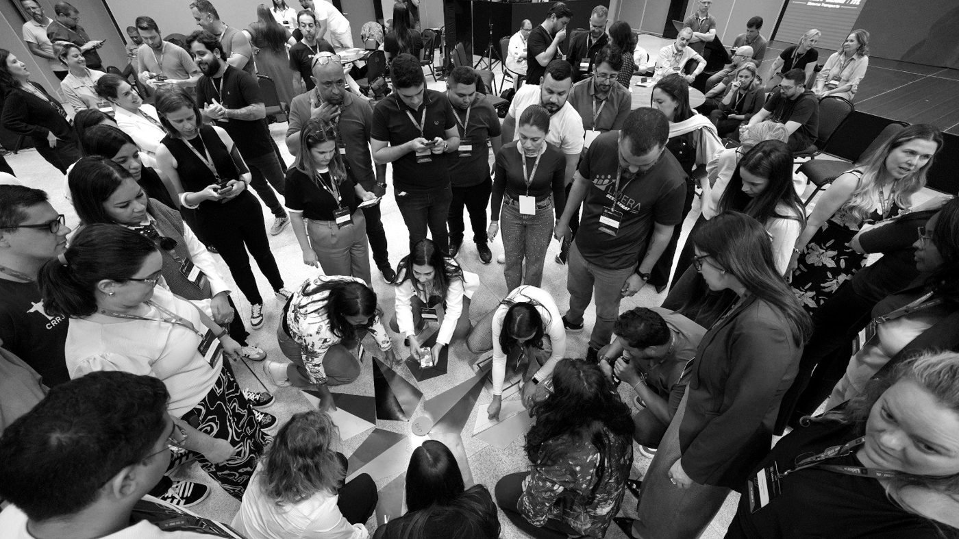Grupo em círculo durante uma dinâmica